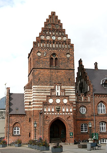 Fil:Sankt Laurentii Kirkeruin Roskilde Denmark belfry.jpg