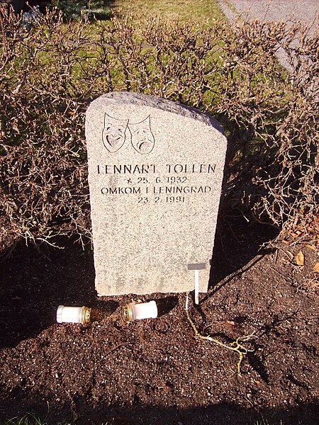 Fil:Skådespelaren Lennart Tolléns gravsten på Östra Eneby kyrka i Norrköping, den 4 mars 2008.JPG