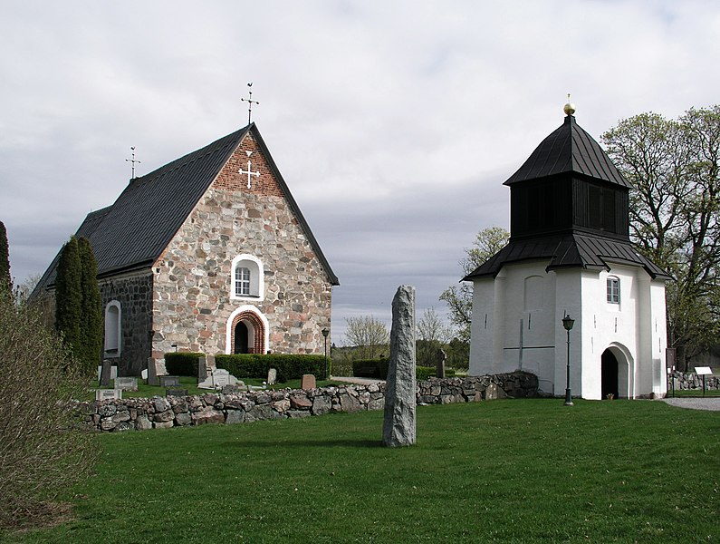 Fil:Skederids kyrka view01.jpg