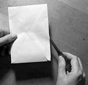 Briefoeffner mit kuvert und hand fcm.jpg