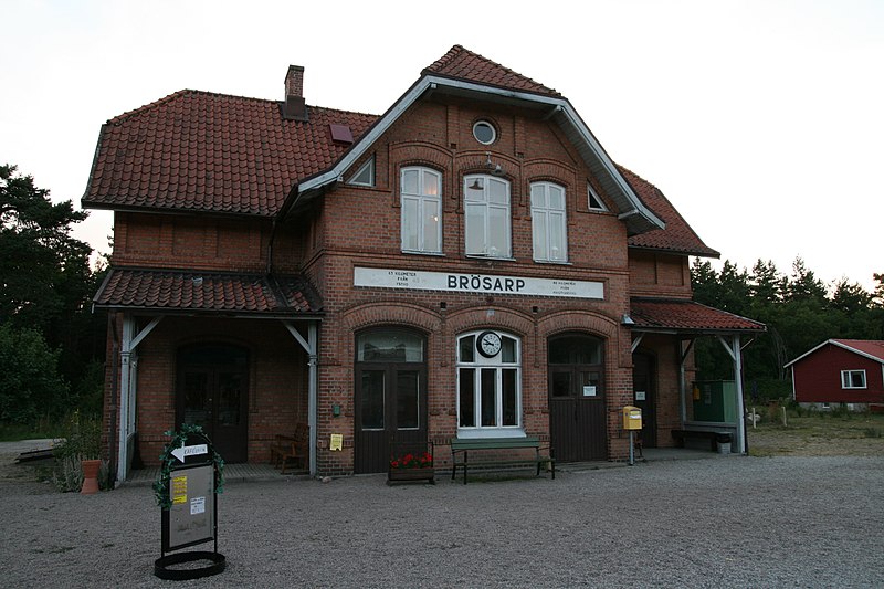 Fil:Brösarps stationshus evening.jpg