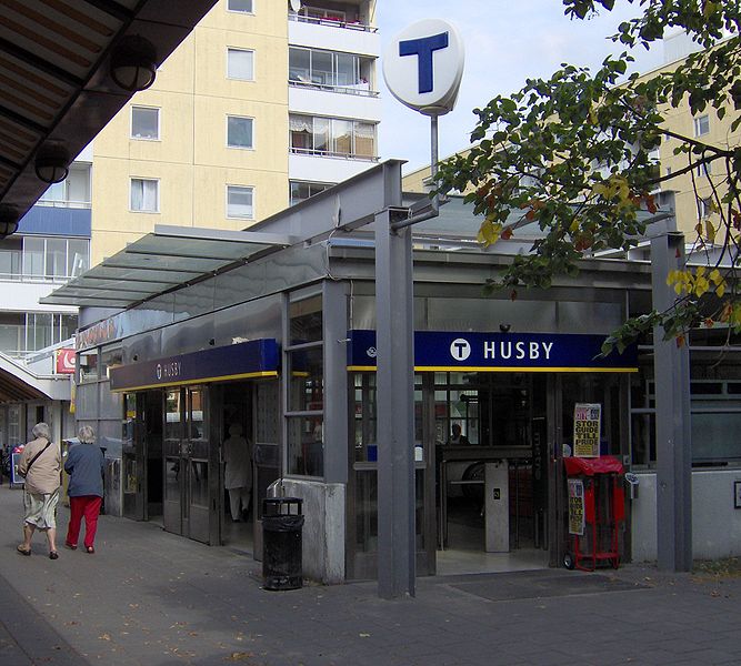 Fil:Husby tunnelbanestation, ingång.JPG