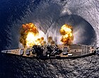 Slagskeppet USS Iowa avfyrar en salva åt styrbord.