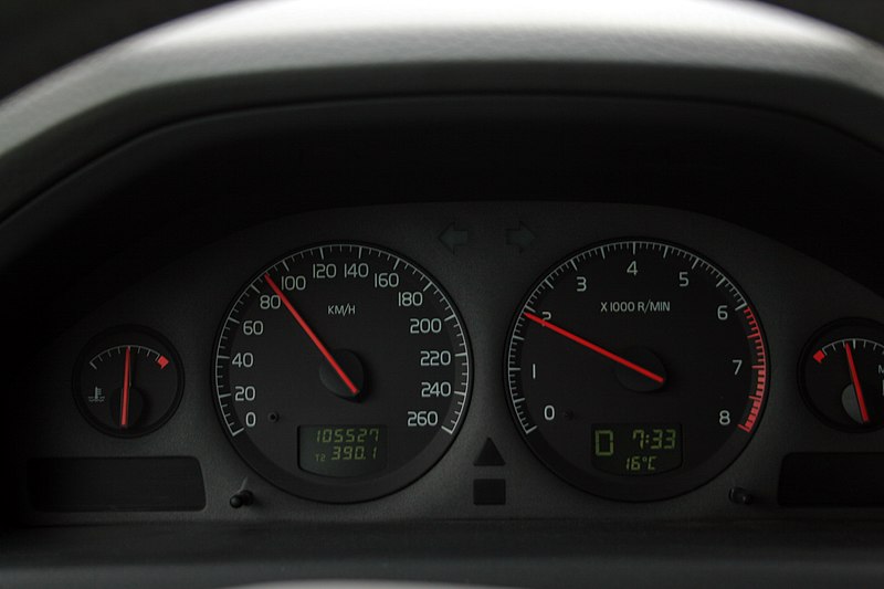 Fil:Speedometer Volvo S80 MY02.jpg