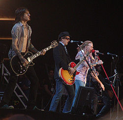 Guns N' Roses live 2006. Richard Fortus, Izzy Stradlin och Axl Rose.