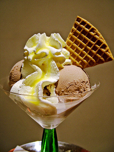 Fil:Ice Cream dessert 02.jpg