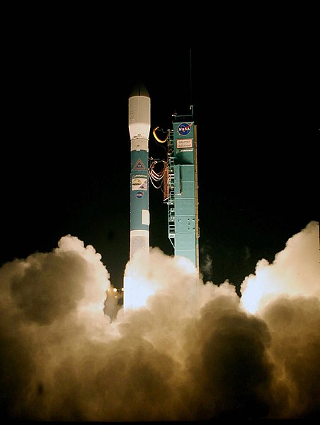 Fil:Delta II 7420-10C rocket launching CALIPSO and CloudSat.jpg