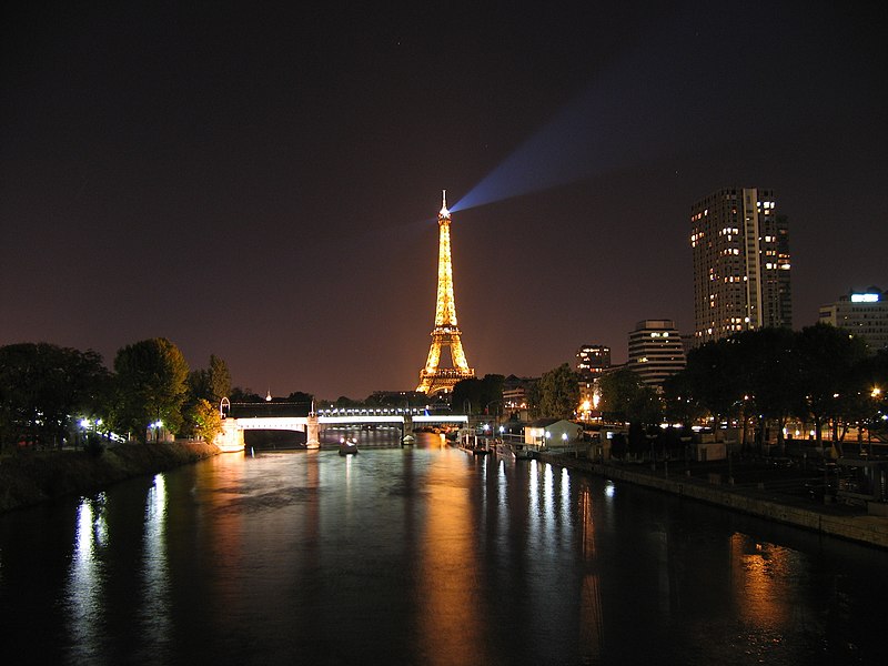 Fil:Eiffel tower and the seine at night.jpg
