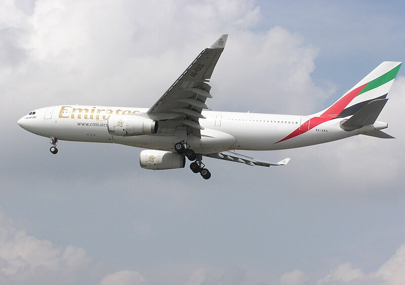 Fil:Emirates.a330-200.a6-eks.arp.jpg