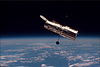 Hubble fotograferad i februari 1997 av besättningen ombord på rymdfärjan Discovery.