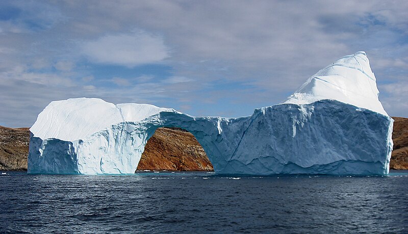 Fil:Iceberg with hole near sanderson hope 2007-07-28 2.jpg