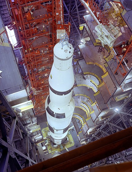 Fil:Saturn-V-Apollo-4-VAB.jpg