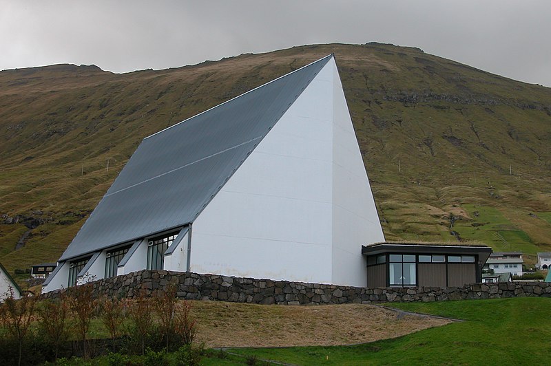 Fil:Fuglafjordur church, Faroe Islands.JPG