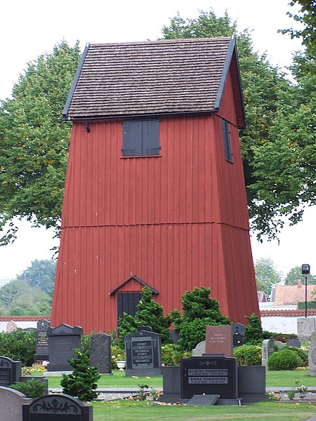 Fil:Gualövs kyrka bell tower.jpg
