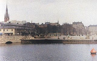 En närmare titt på Klarakvarteren från Stadshusets terrass mot öst illustrerar förändringar i Stockholms stadsbild kring Tegelbacken. Färgfotografiet till vänster togs 1935 av Gustaf W. Cronquist på en autochromfilm. Bilden till höger visar bebyggelsen i februari 2009. Orienteringspunkter är ett av Stadshusbrons brovalv och Klara kyrka på vänstra sidan.