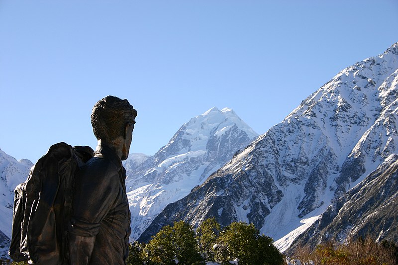 Fil:Hillary statue and Mount Cook.jpg