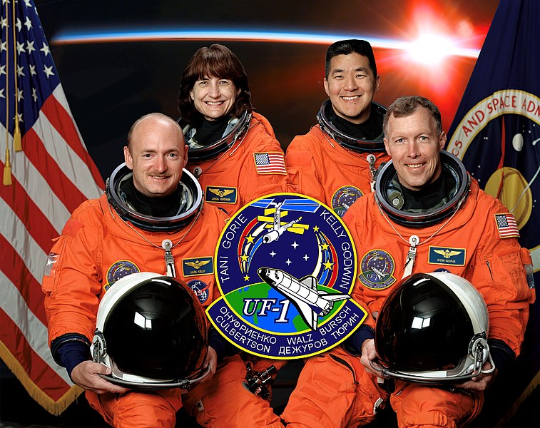 Fil:STS-108 crew2.jpg
