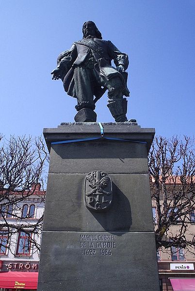 Fil:Statyn av Magnus Gabriel De la Gardie i Lidköping, den 9 maj 2006.JPG