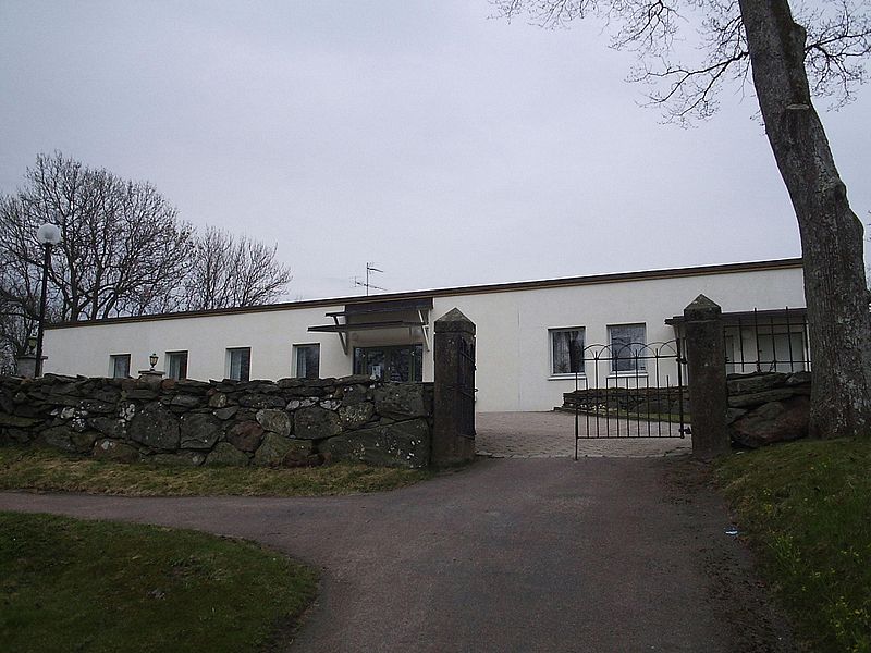 Fil:Ytterby kyrka, församlingshemmet, den 26 april 2006.JPG