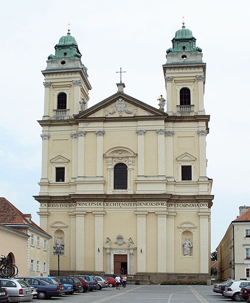 Fil:Valtice church.jpg