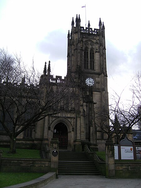 Fil:Manchester Cathedral Front Entrance.JPG