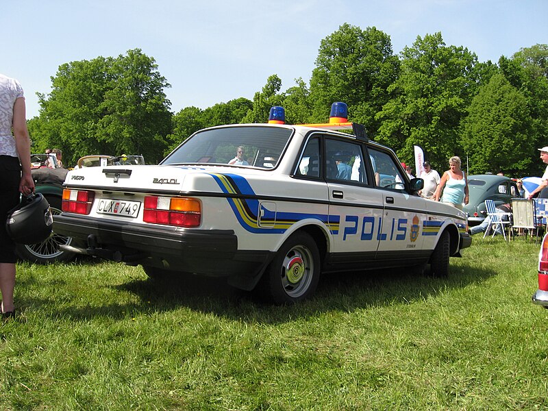 Fil:1988Volvo244GL-policecar-rear.jpg