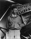Charles Lindbergh framför sitt plan Spirit of Saint Louis. För 97 år sedan genomförde han den första ensamflygningen non-stop över Atlanten.