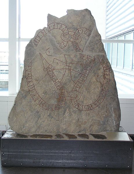 Fil:Rune stone exhibited in the Terminal 2 of the Arlanda Airport (Stockhoml, Sweden).jpg