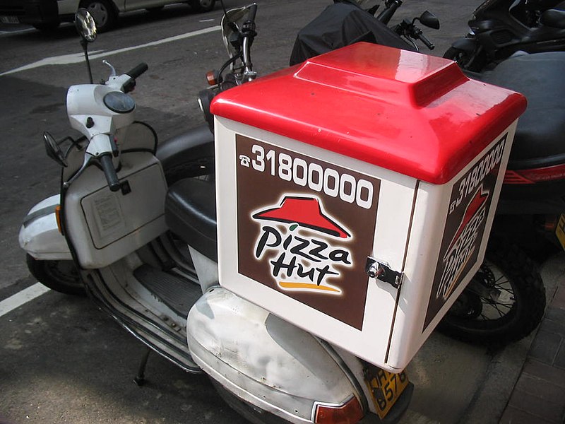 Fil:Pizza delivery moped HongKong.jpg
