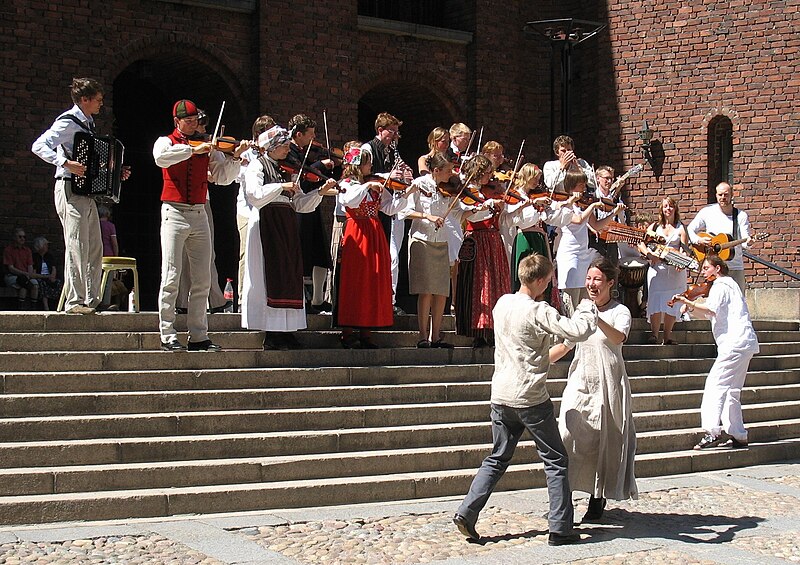 Fil:Swedish folk music with dancing.jpg