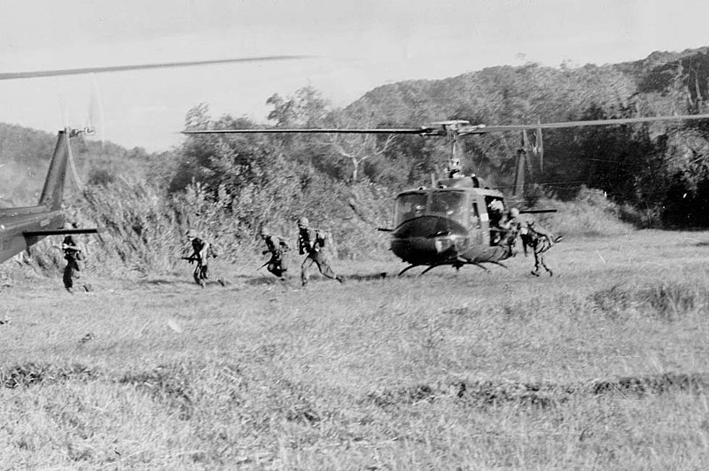 Fil:Ia Drang Infantry disembarking from Helicopter.jpg