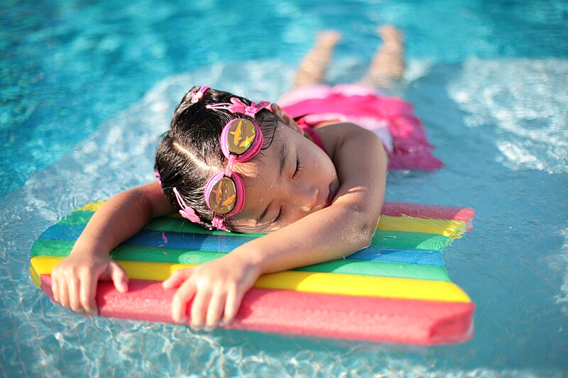 Fil:Girl with styrofoam swimming board.jpg