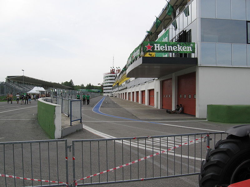 Fil:Imola-pitlane.jpg