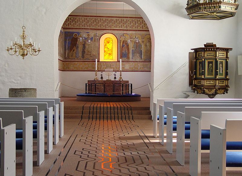 Fil:Jelling-Kirche Altar.jpg