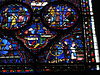 Detalj från ett av de målade fönstren i katedralen i Chartres.