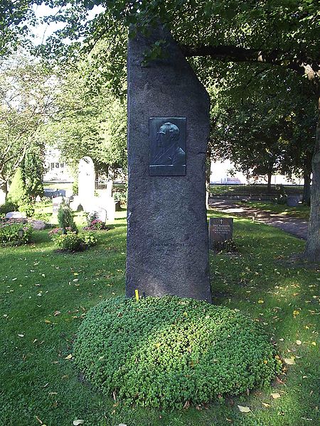 Fil:Stampens kyrkogård, Johan Anders Wadmans minnesvård, den 12 september 2006.JPG