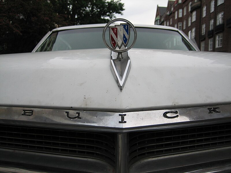 Fil:Buick trishield on a buick electra 225.JPG