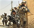 Irakkriget startar den 20 mars 2003: Amerikanska soldater på rekognoseringsuppdrag på gata i Bagdad tre år senare, i augusti 2006.