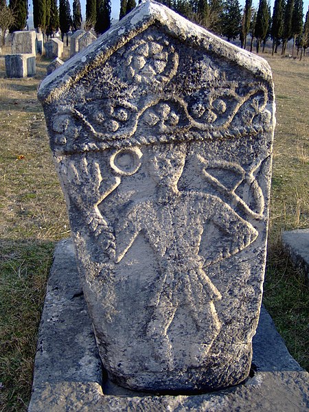 Fil:Bosniangraves bosniska gravar februari 2007 stecak stecci3.jpg