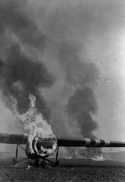 Fil:Bundesarchiv Bild 183-J27850, Arnheim, brennende britische Lastensegler.jpg