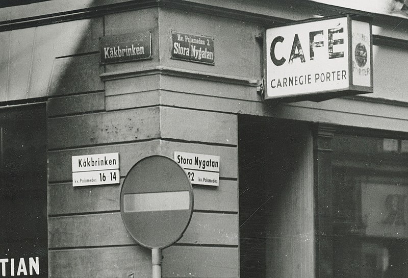 Fil:Gamla stan, gatuskylt 1950.jpg