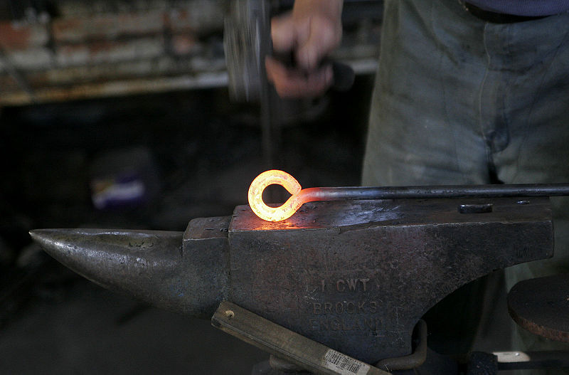 Fil:Blacksmith at work02.jpg