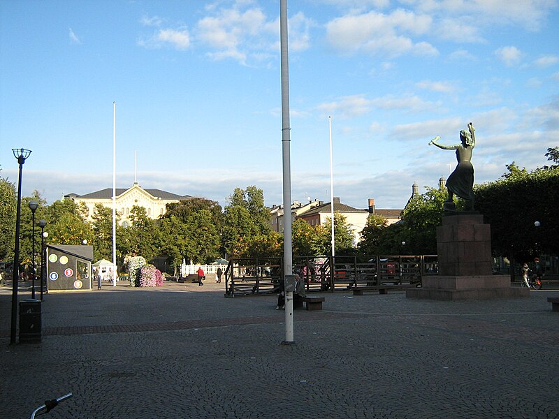 Fil:KarlstadTingvallagymnasiet vid Stora torget (med Fredsmonumentet i förgrunden).JPG