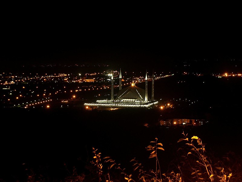 Fil:Night view of Faisal Mosque in Islamabad.jpg
