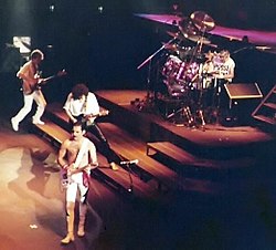 Queen live i Frankfurt am Main 1984 med låten Crazy Little Thing Called Love.