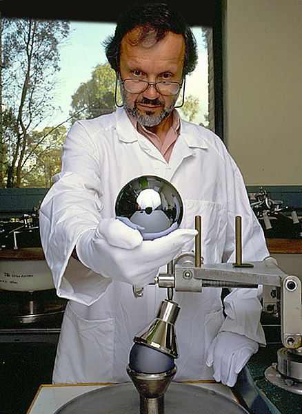 Fil:Silicon sphere for Avogadro project.jpg
