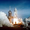 Den första rymdfärjan, Columbia, skjuts upp från John F. Kennedy Space Center i Florida den 12 april 1981.