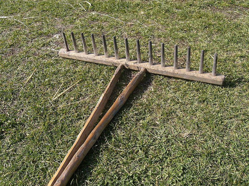 Fil:Wooden rake.jpg