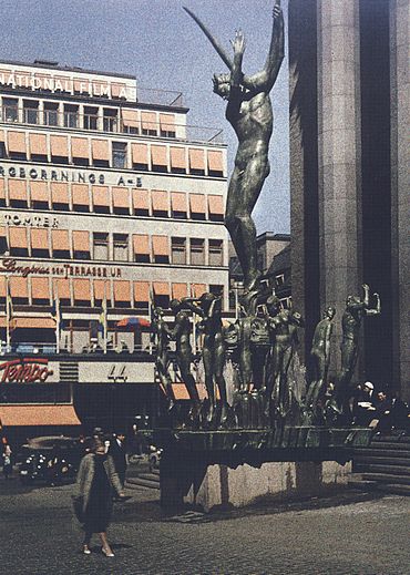 Carl Milles skulpturgrupp Orfeusbrunnen framför Stockholms konserthus år 1936 respektive 2008. Färgfotot till vänster är en autochromplåt tagen av fotografen Gustaf W. Cronquist. Tempohuset syns i bakgrunden.