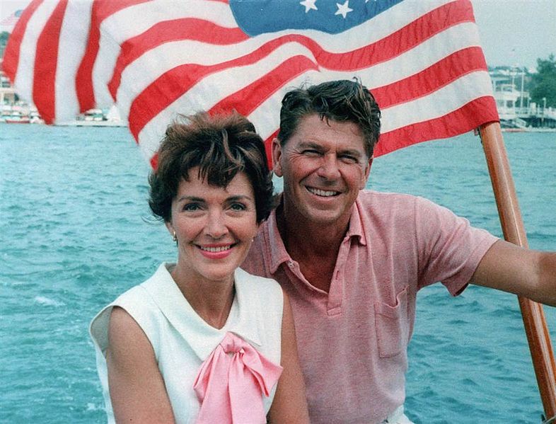 Fil:Ronald Reagan and Nancy Reagan aboard a boat in California 1964.jpg